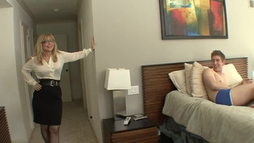 Rácuppant a fiatal fiúcskára a kívánnivaló kiéhezett mamóka és tisztességesen meglovagolta a péniszét Thumb