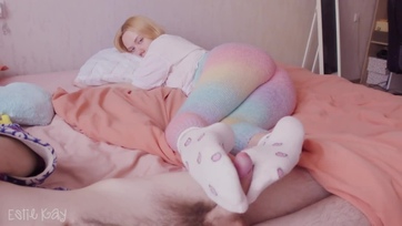 Teletömte a 18 éves fogadott lánya szűk popólyukát miután az a lábával megrázta a fütyijét Thumb