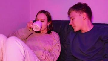 Becsalta a független fruskát a party-n a szobájába aztán bedugta a méretes répáját a nunijába Thumb