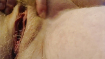 Egy bájos csöcsös amatőr anyuka mutizgatja magát a szexcseten Thumb