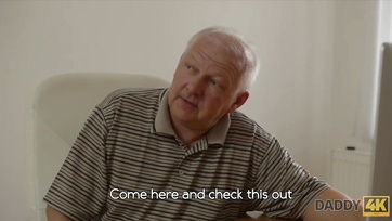 Bejuttatta az ujjait majd a brokiját a fia kedves kedvesének puncijába Thumb