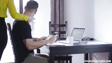 Csatlakozott harmadiknak a kéjenc pároshoz a nagycsöcsű fiatal ribi Thumb