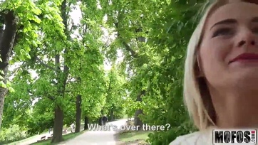 Szexi szőkehajú magyar származású bula a köztéren levadászva és egy kis kápéért publikusan megkefélve Thumb