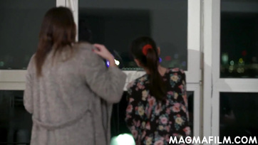 Beindult lezbi bébik harisnyában nyaldossák egymás pinácskáját Thumb