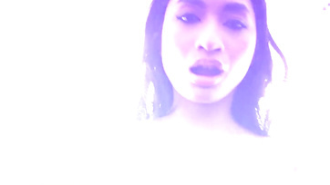 Levetette a tündibündi ázsiai születésű fiatal csajszi a forrónaciját hogy benyelje a srác fütyijét Thumb