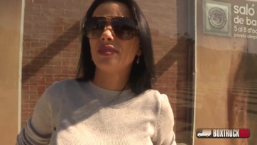 A nagy dudájú magyar származású cicus levedlette a szerkóját és megugrálta a masszőr srác kolbászát Thumb