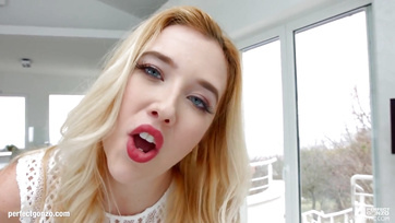 Rendesen popócskán baszarintották mialatt cumiztatták a kis platinaszőke kiscsajt Thumb