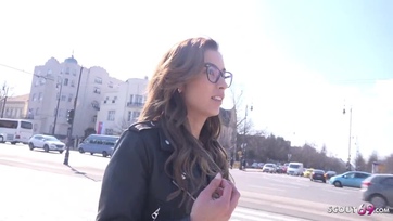 A csábos hazai iskolás lány egy kis stekszért szívesen megmászta az anonim ügynök faszát Thumb