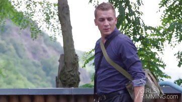 Kinyalta a fiú ürítőjét a kéjsóvár szajha mialatt cumikázgatta a falloszát Thumb