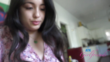 Hazaszállította a tengerpartról és megpöckölte a spanyol szépség bokros puncikáját Thumb