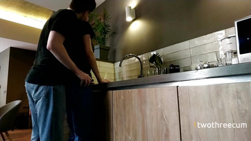 A konyhapulton baszta meg a basznivaló nőcikét a nagypöcsű haverja Thumb