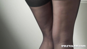 Kutyában happolja a zamatos puncikájába a bevadult harisnyanacis hölgyike Thumb