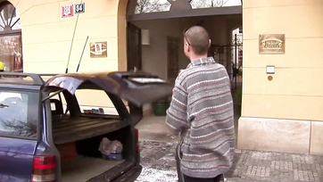 A muffjuk után a kis szűk seggükbe is befogadták a kukit a picsák Thumb