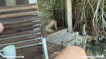 Behelyezte a seggébe a műfaszát mialatt a házastársa kúrta a zamatos muffját Thumb