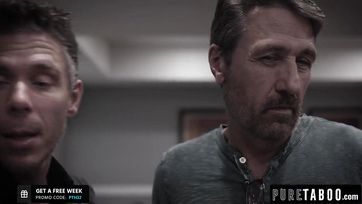 A cimborájával társasan döngette meg a kis tini suna fogadott lányát Thumb