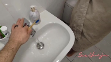 A basznivaló mostohahúgocskám folyton-folyvást levetkőzve császkál otthon így hát bedugtam neki a giganagy falloszom Thumb