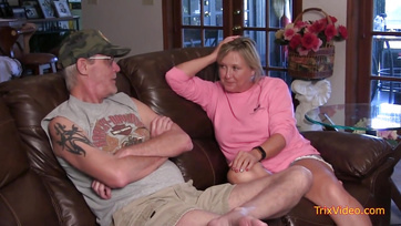 A palija előtt szopizta le a fiatal nevelt kölykét a huncut mostoha anyuci Thumb