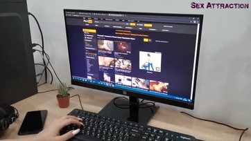 Megpillantotta a pasas hogy az irodai dolgozója pornóra maszturbálgat és beakasztotta a passzentos hátsójába Thumb