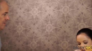 Rajtacsípte a hapsija a nimfó magyar születésű sunácskát mialatt a papikájával összefeküdt Thumb