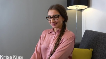 Megkóstolta a nagy brokimat a szexi barna tanító nő aztán előrehajolt hogy meghúzzam Thumb