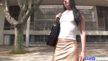 Felment az álügynök lakására a harisnyás leány hogy szétkúrják a pinácskáját Thumb