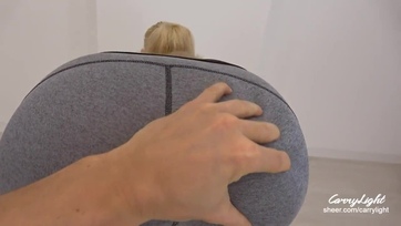 Lerángattam a csábos szőkehajú cicus cicanadrágját és doggy-pózban bedugtam a cuncijába a jó nagy farkamat Thumb