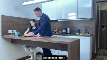 A konyhabútornál megszopatta és jól megbaszarintotta a tündéri 18 éves mostoha húgocskáját a sármos fiú Thumb