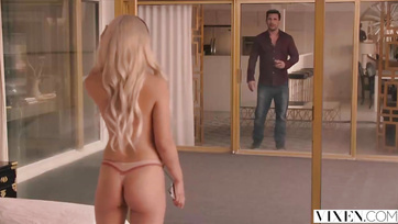 Kéjenc fiatal ribik lerohanták a jóvágású szomszédban élő csávót és megugrálták a fütyijét Thumb