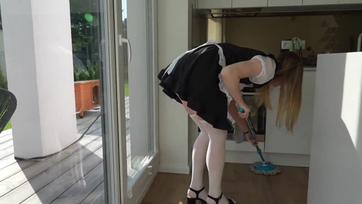 Fizettem a szexis bejárónőnek de ledobta a tangácskáját és megpakolhattam a borotvált pináját Thumb