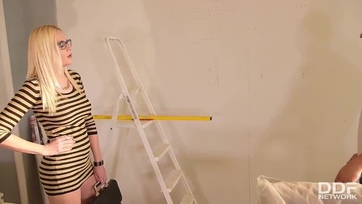 Bemártotta az eres fütyijét a vadító szőkehajú kliensének a nunájába miután megzabálta Thumb