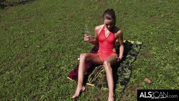 Bekrémezte a kis nuniját a begerjedt tini csajszi és elővette a vibrijét Thumb