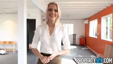 A gyönyörű szöszke ingatlanos leány letolta a szerelését hogy megmássza az érdeklődő nagy lomposát Thumb