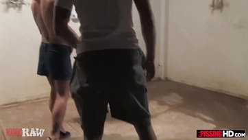 Szereti a hatalmas mellű kis tyúk ha maszti közben lehúgyozzák a testét Thumb