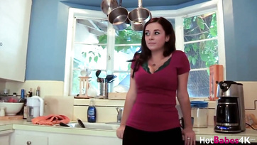 Egymásnak ugrottak a bögyös fiatal tini lányok a konyhapultnál majd kinyalták-falták egymás puncikáját Thumb