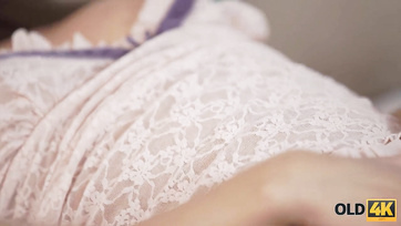 Kívánnivaló magyarországi leányzó a párja vadóc papijával huncutkodik az ágyikón Thumb