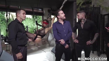 Az egyik mázlis kölyök popsikán döngethette a harisnyatartós magyar származású kiscsajt amíg a többi hesszelte Thumb