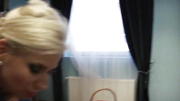 Csábító szöszi suna pattog a tehetős idős férfi farkán Thumb