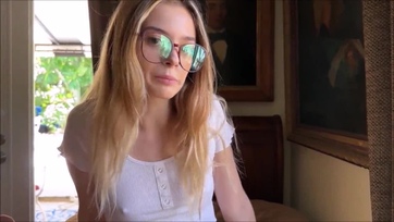 Megvillantgatta a cicijeit és a fenséges nunikáját a mostoha bátyusának a buja kis tini csajszi Thumb