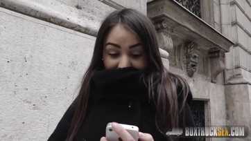 Egy kis lóvéval rábírtak a félős budapesti picsát hogy szétnyissa a combikáját és beeressze a fütyit Thumb