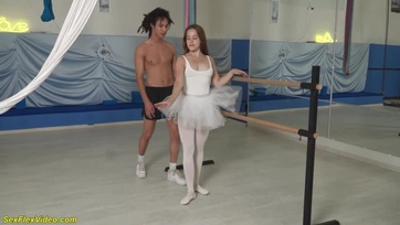 Szétnyitotta a hosszú combocskáit a kívánnivaló táncművésznő hogy befogadja a faszt a megborotvált nunijába Thumb