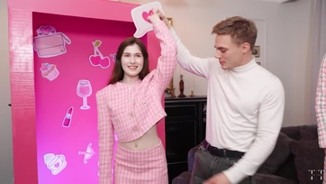 Tüneményes barbiek nyalakodnak mialatt a gyúrós pasi váltakoztatva keféli a megborotvált sunájukat Thumb