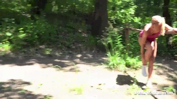 Cuki magyar származású fiatal csajszi a szabad levegőn vadul megkettyintve és mellbe lövellve Thumb