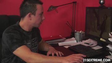 Becsábította az ágyába a mostohakölykét a csintalan magyar születésű nagymama és megtömette a pinácskáját Thumb