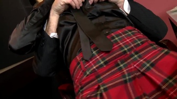 Elcsábította a főnökét a magyar szexfüggő lányka és ügyesen meglovagolta a merev fütyijét Thumb