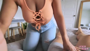 A formás seggű latina bige rajtakapta a bohó mostobabátyját miközben a bugyogóját szagolta Thumb