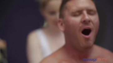 Teletöltötte a nagymellű szőkehajú fruska nunusát a méretes virslijével Thumb