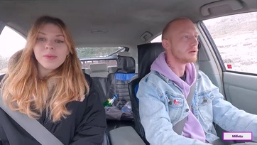 Becsüccsent a járgányba a kívánnivaló tini lány és a fuvarozásért ellenértékül megugrálta a faszi péniszét Thumb