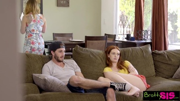 Megmutizta a szúrós puniját a bohó tini csajszi majd megszökdelte a mostoba testvére brokiját Thumb