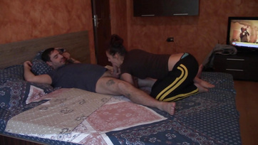 Amazon pózban mászta meg a faszija farkát a huncut asszonyka Thumb