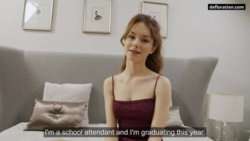 Ledobta a szerelését a sex casting-on a 18 éves magyar származású kiscsaj és megvillantotta a hamvasa pinácskáját Thumb